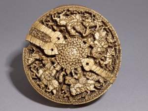 Deckel eines Behälters mit vier Jägern und Tieren, Umayyadenzeit, 998-999 n. Chr.