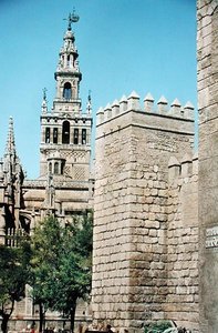 Ansicht des Giralda-Turms und eines der Türme der Reales Alcazares