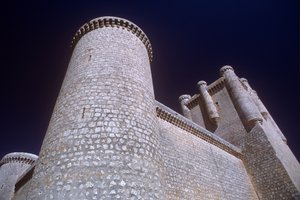 Ansicht eines Trommelturms und des Bergfrieds von unten