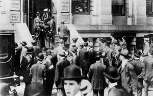 Besorgte Menschenmengen vor dem Büro der White Star Line, 1912 1937