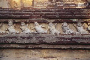 Relief, das Zwerge an der Außenseite des Thivanka-Bildhauses darstellt von Sri Lankan