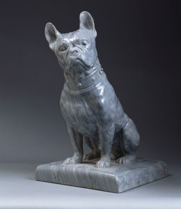 Graue Marmorskulptur eines Mopses von Stanislas Lami