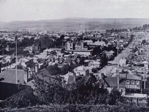 Launceston: Blick von der Upper Brisbane Street, mit Blick auf Brisbane und Paterson Streets, State High School im Zentrum von Stephen Spurling