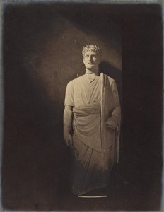 Figur eines Priesters, späte Stilrichtung von Stephen Thompson