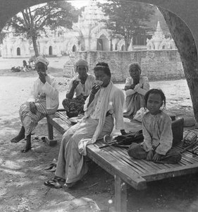 Ein geselliger Kaffee, Mandalay, Burma, 1908 von Stereo Travel Co
