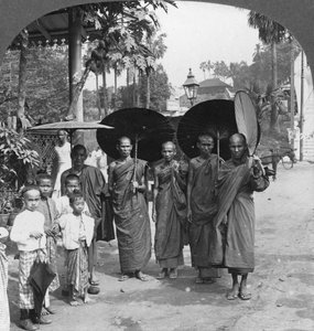 Buddhistische Mönche mit Sonnenschirmen und Fächern, Rangoon, Burma, 1908 von Stereo Travel Co
