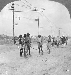Männer, die eine schwere Last ziehen, Rangoon, Burma, 1908 von Stereo Travel Co