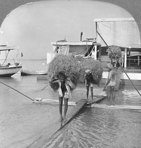 Entladen eines Schiffes am Irrawaddy-Fluss, Burma, 1908