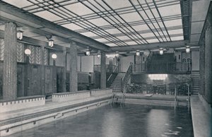 Das Schwimmbecken an Bord der S.S. Empress of Britain, 1931 von Stewart Bale Limited