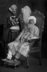 Baba Sir Khem Singh Beda mit einem Diener von Studio Lafayette