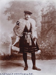 Mr. Victor Cavendish, später 9. Herzog von Devonshire, als Botschafter, nach dem Holbein-Porträt von Jean de Dinteville, Der Diamant-Jubiläumsball der Herzogin von Devonshire im Devonshire House von Studio Lafayette
