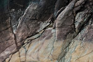 Erdige Felsenformation von Studio Meikle