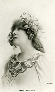 Henriette Rosine Bernard alias Sarah Bernhardt als „Die ferne Prinzessin“, ein Stück von Edmond Rostand (s/w Foto)