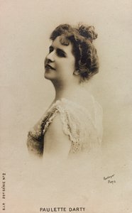 Porträt der französischen Sängerin Paulette de Bardy, bekannt als Paulette Darty; Postkarte