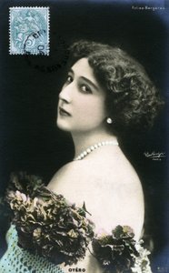 Die schöne Otero mit den Folies Bergère, Postkarte Anfang 20. Jahrhundert. (Foto)