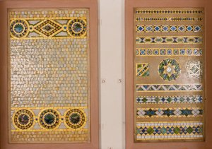 Tiffany-Mosaikglas, links: für die Citizens Bank, Ohio, rechts: für die First National Bank von Studios Tiffany