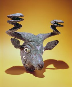 Kopf eines Stiers, aus dem Irak, ca. 2000 v. Chr. (Bronze und Muschel)