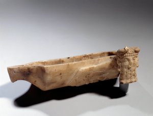 Kunst Mesopotamiens: Lampe verziert mit einem androzephalen Stier (aus Alabaster) Sumerische Periode (um 2400 v. Chr.). Paris, Musée du Louvre