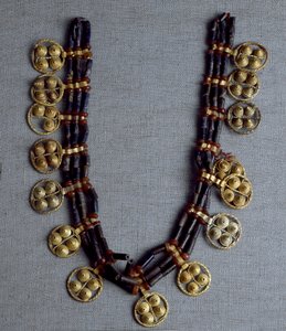 Sumerische Kunst: Halskette mit goldenen Anhängern und Lapislazuli-Perlen aus den königlichen Gräbern von Ur