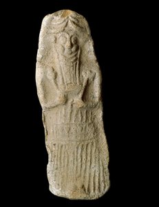 Sumerische Kunst: Kriegsgott mit Rinderohren liegt in seinem Sarg, wahrscheinlich der mesopotamische Gott Dumuzi. Terrakottaskulptur. Vom Diqdiqqe Fundort. Dim. 12 cm. Bagdad, Nationales Irak Museum von Sumerian Sumerian