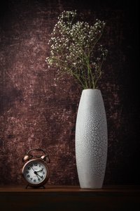 Vintage-Uhr und Blumen von Sumit Dhuper