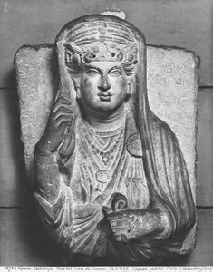 Grabrelief einer weiblichen Figur, aus Palmyra, Syrien von Syrian School