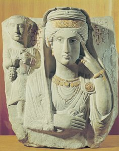 Grabrelief mit einer weiblichen Figur, aus Palmyra, Syrien von Syrian School