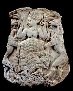 Geschnitzter Elfenbein-Deckel: Mykenische Fruchtbarkeitsgöttin als Tiermeisterin. Aus Twink El Beida, Syrien. 13. Jahrhundert v. Chr. Paris, Louvre Museum