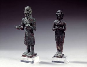 Statuetten von Verehrern und Göttin in Bronze, aus Syrien 2300-2000 v. Chr. Paris, Louvre Museum