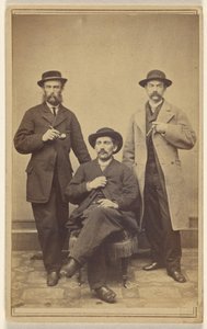 Drei unbekannte Männer mit Hüten, halten entweder eine Pfeife oder Zigarre, alle mit Schnurrbärten und/oder Bärten von T.M. Schleier
