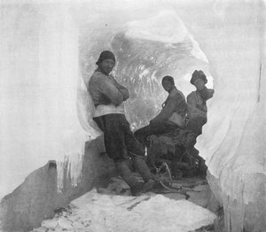 Die erste westliche Gruppe in einem natürlichen Eistunnel, ca. 1911