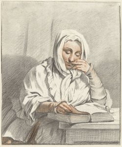 Lesende junge Frau an einem Tisch