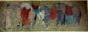 Chinesische Kunst: „Zwei Palefreniers treiben vier Pferde in einem kaiserlichen Stall“. Fragment einer Seidenmalerei, zugeschrieben Han Kan, Hofmaler des Kaisers Hiuan tsong von Tang Dynasty Chinese School