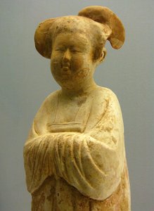 Bemalte und vergoldete Töpferware, weibliche Figur, Tang-Dynastie (618-907), Shanghai Nationalmuseum. Fotografie, Leonard de Selva, China, 2006 von Tang Dynasty Chinese School