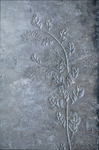 Stele mit Chrysantheme, Blumen und Blättern graviert, 618-907 (Stein)