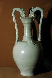 Vase mit weißer Glasur, Doppel-Drachen-Griffen, dekoriert mit Blumenreliefs am Bauch, 618-907 von Tang Dynasty Chinese School
