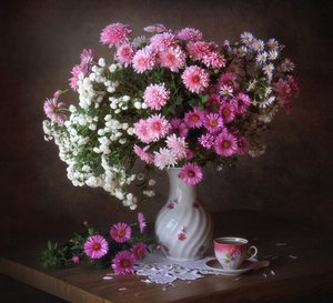 Herbstblumen und Tee von Tatyana Skorokhod