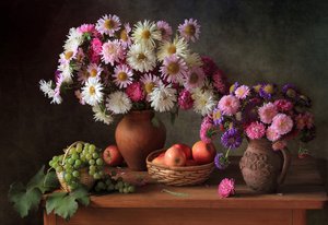 Bunte Astern und Früchte