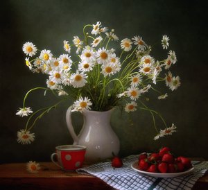 Frische Gänseblümchen und Erdbeeren von Tatyana Skorokhod