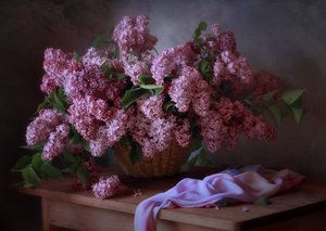 Romantisches Flieder-Stillleben von Tatyana Skorokhod