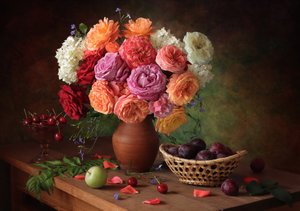 Lebendige Rosen und frisches Obst von Tatyana Skorokhod