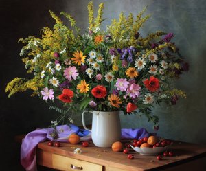 Wildblumen und Sommerfrüchte