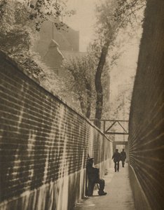 In Lansdowne Passage, wo einst ein Straßenräuber um sein Leben galoppierte, um 1935