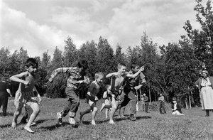 Jungen beim Wettrennen während eines Picknicks am Matanuska River in Palmer, Alaska von Ted Spiegel
