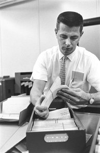 Computerbediener Don Murray arbeitet mit einem frühen digitalen IBM-Computer, der Lochkarten verwendet