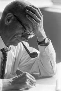 Dr. Benjamín Viel, chilenischer Arzt, studiert ein Dokument und raucht eine Pfeife