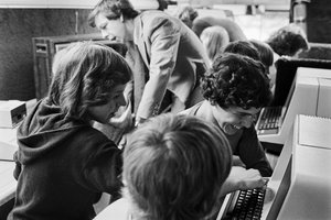 Bildungsprogramme finanziert durch das Office of Technology Assessment, eine Bundesbehörde, zur Unterstützung von...