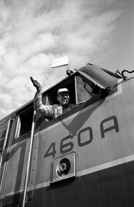 Lokführer der Great Northern Railroad winkt aus dem Führerstand einer EMD E7-Lokomotive