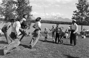 Spiele während eines Picknicks am Matanuska River in Palmer, Alaska von Ted Spiegel