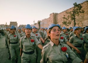 Israelische Soldaten marschieren an den Mauern der Altstadt von Jerusalem vorbei in Wiederbelebung des alten Passos von Ted Spiegel